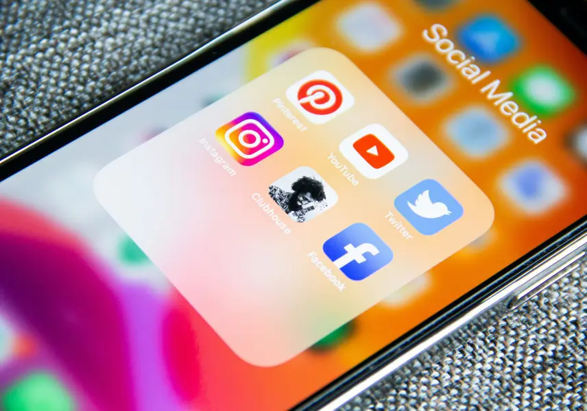 Ein Smartphone-Bildschirm, der einen Ordner mit verschiedenen Social-Media-App-Symbolen wie Instagram, Pinterest, Facebook, Twitter und anderen anzeigt.
